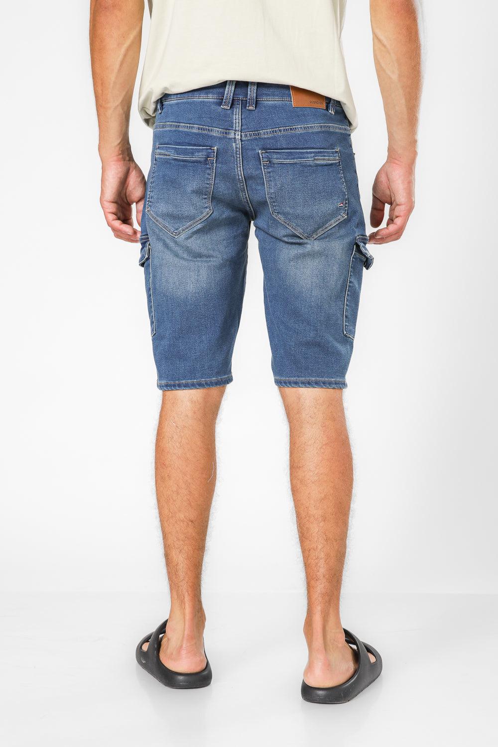 מכנסי ג'ינס בצבע כחול