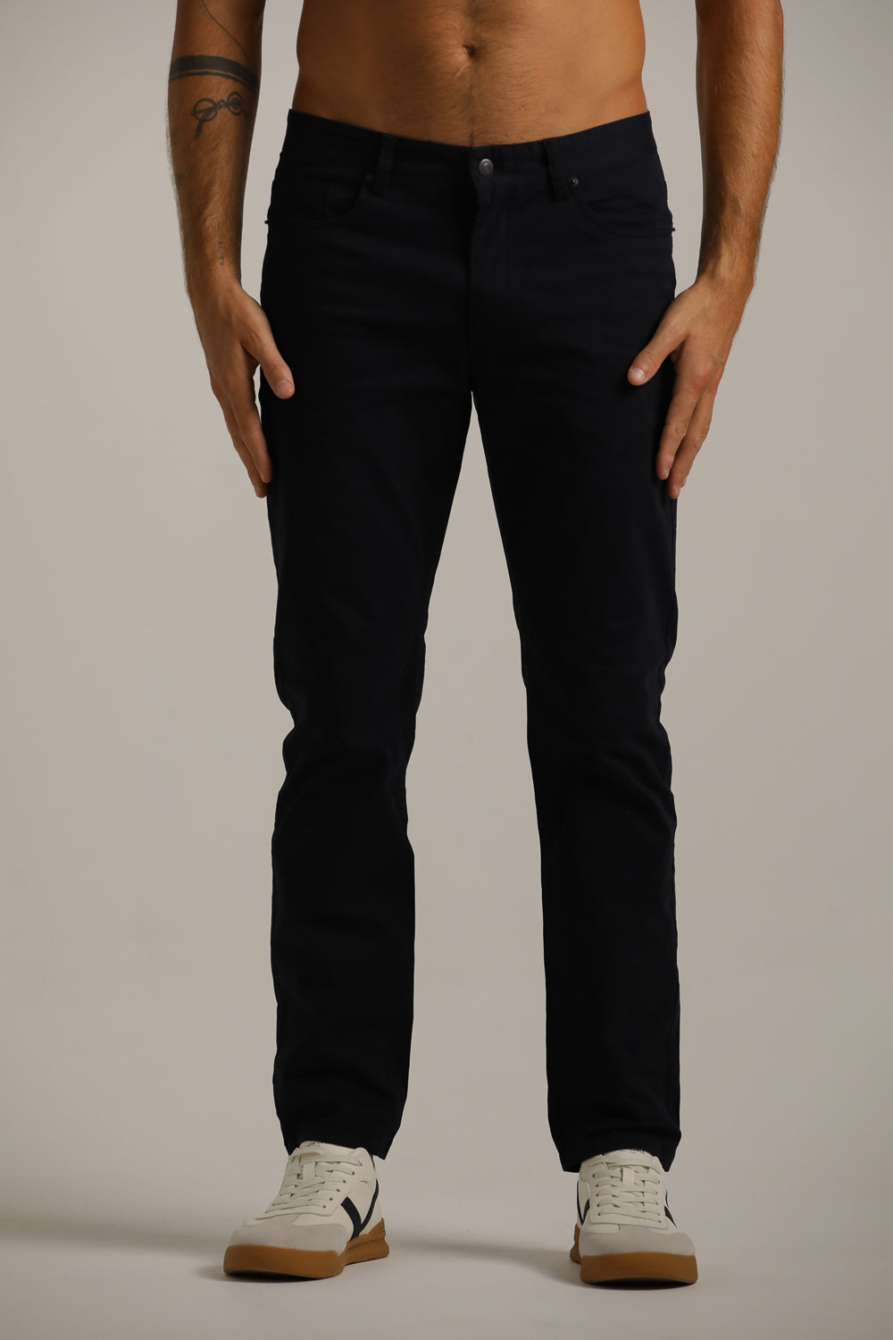 מכנסי ג'ינס בגזרת סקיני ישרה | קנת קול