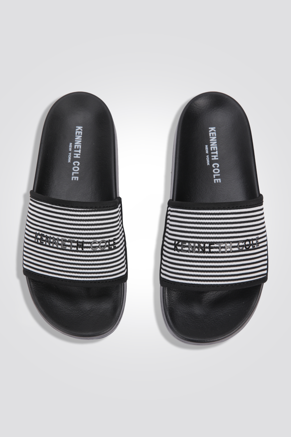 כפכפי פסים לנשים עם כיתוב לוגו בצבע שחור