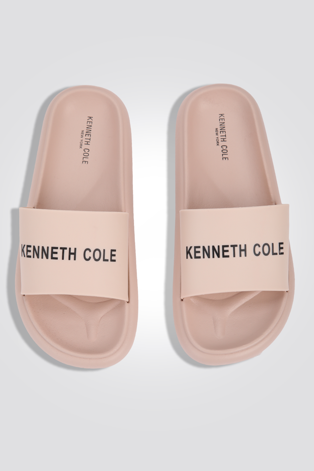 כפכפי סלייד עם כיתוב לוגו בצבע בז'