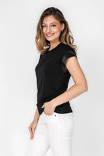טישירט קצרה עם שרוולי סאטן בצבע שחור - MASHBIR//365