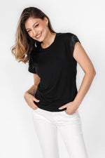 טישירט קצרה עם שרוולי סאטן בצבע שחור - MASHBIR//365