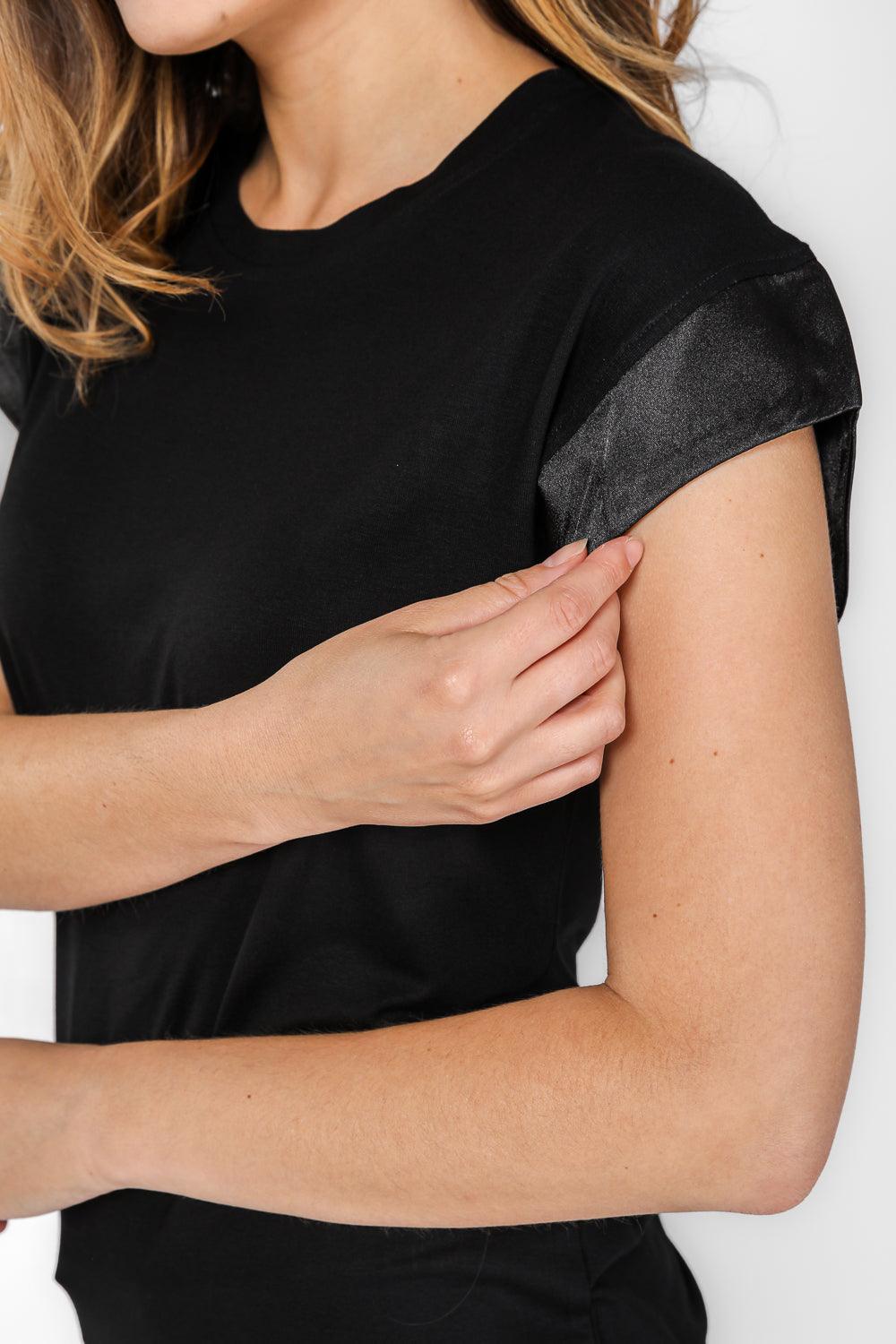 טישירט קצרה עם שרוולי סאטן בצבע שחור - MASHBIR//365