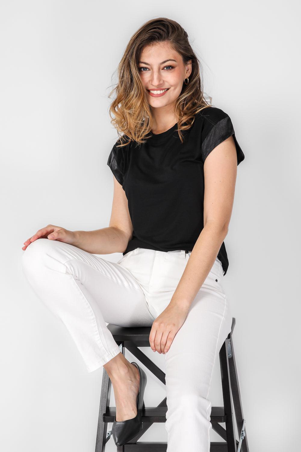 טישירט קצרה עם שרוולי סאטן בצבע שחור - MASHBIR//365