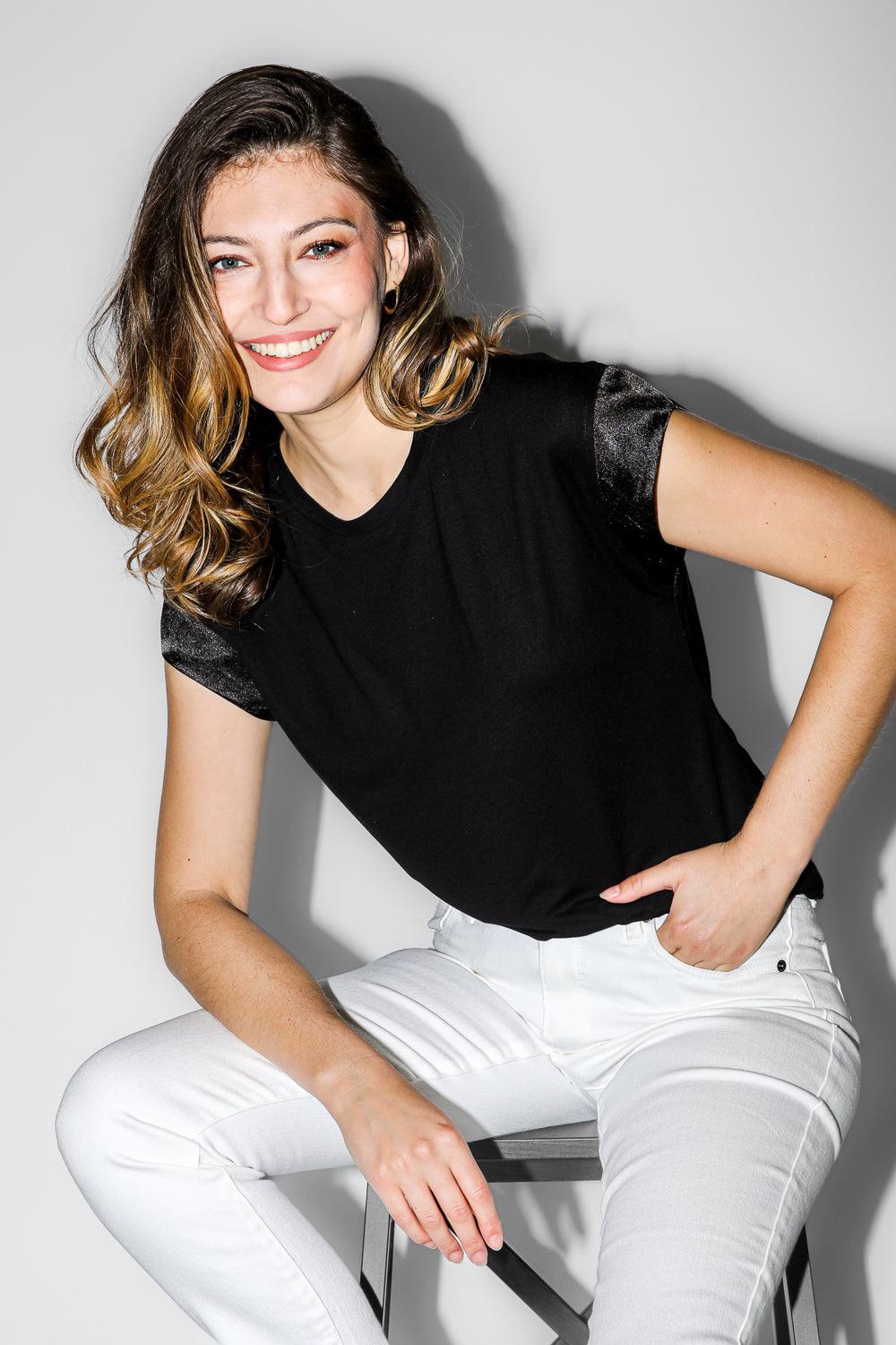 טישירט קצרה עם שרוולי סאטן בצבע שחור - MASHBIR//365