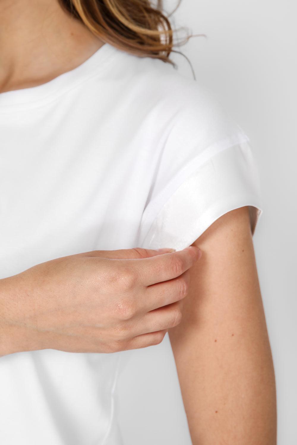 טישירט קצרה עם שרוולי סאטן בצבע לבן - MASHBIR//365