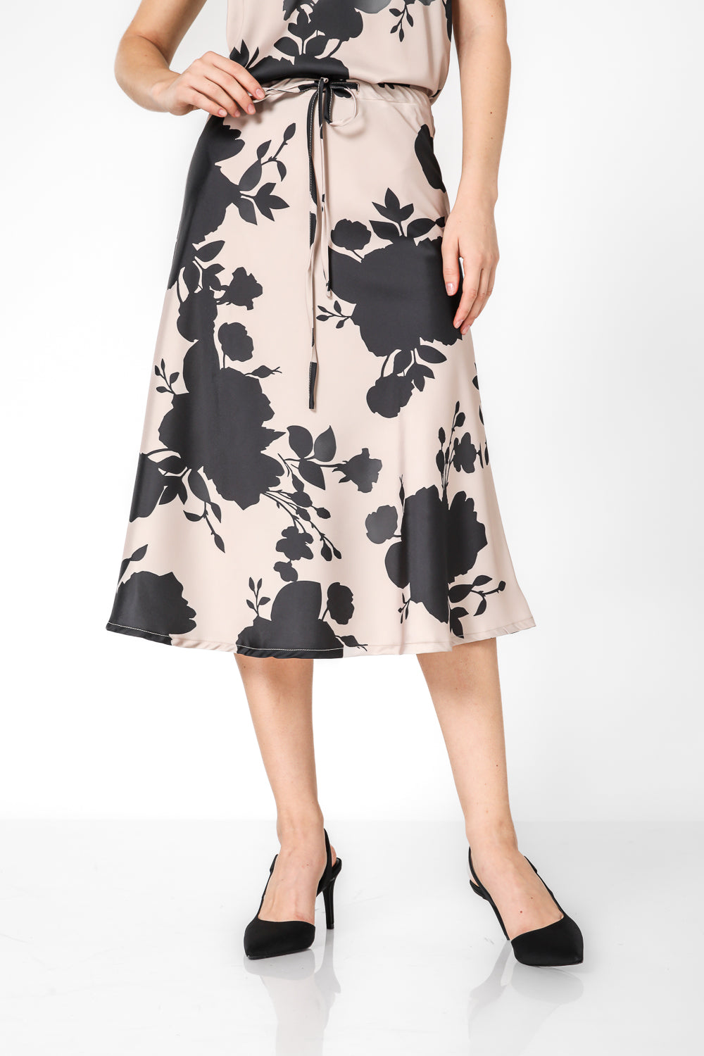 חצאית מידי סאטן בהדפס פרחים בצבע בז'