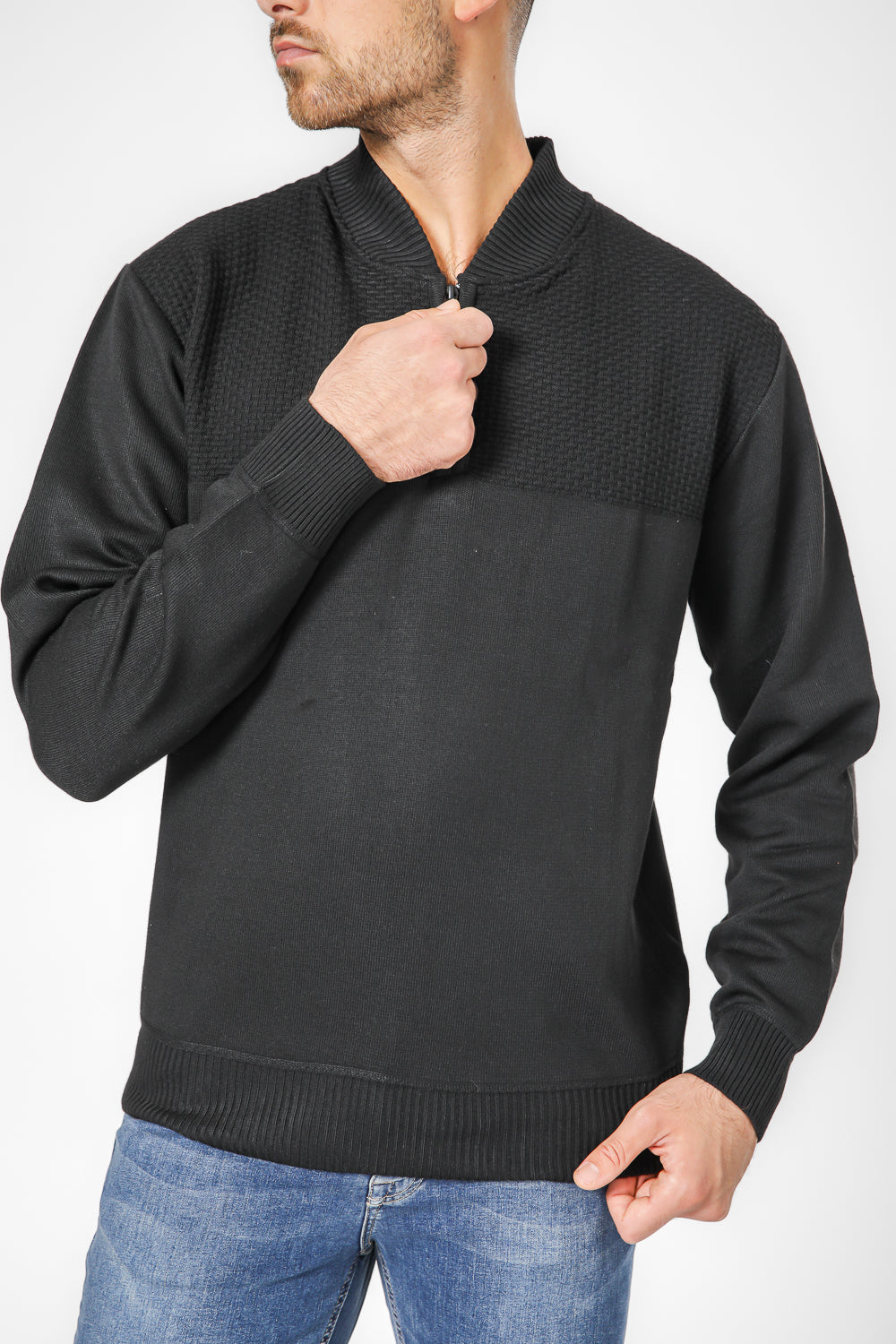 סריג עם צווארון V ורוכסן בצבע שחור