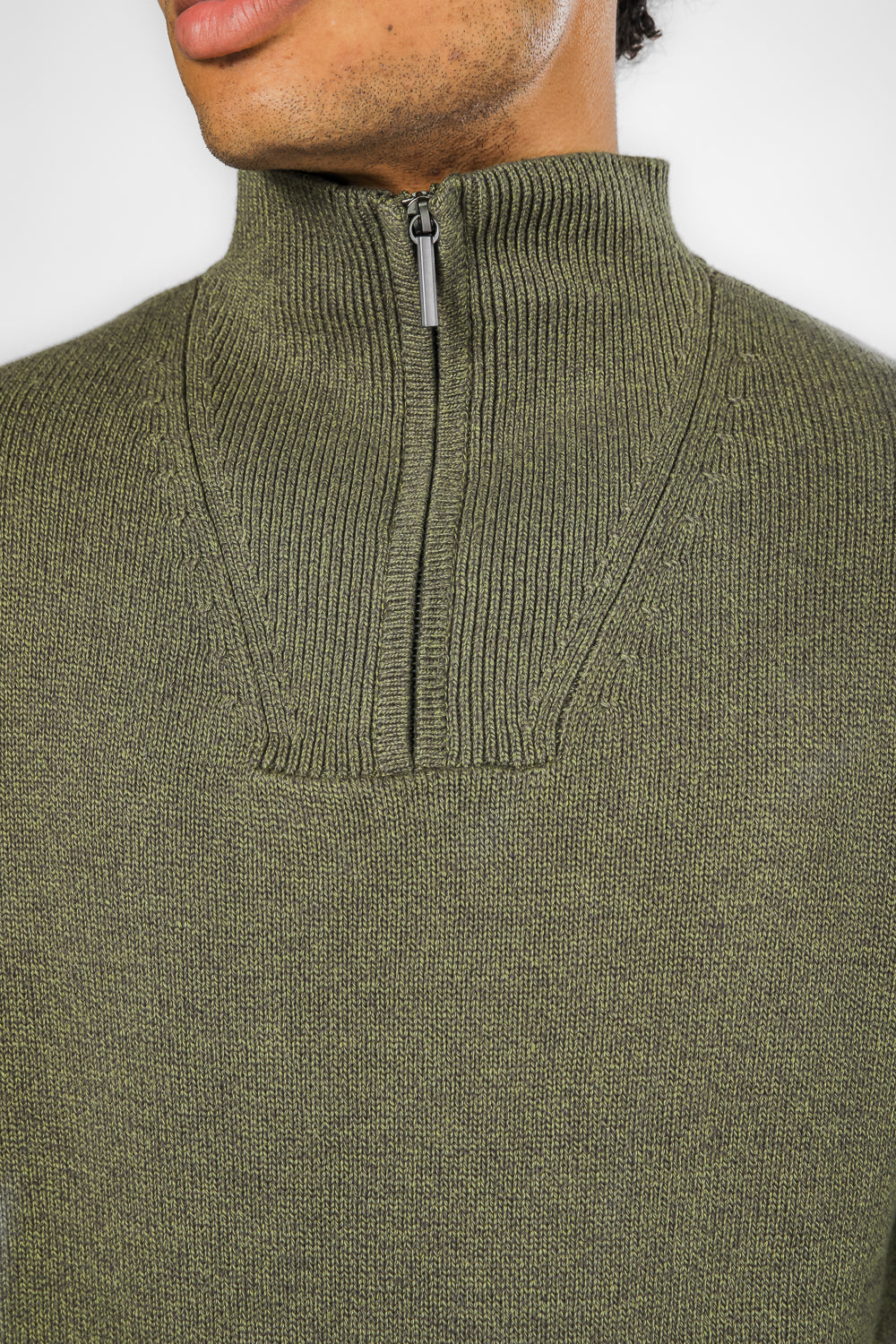 סריג צווארון גולף בצבע זית