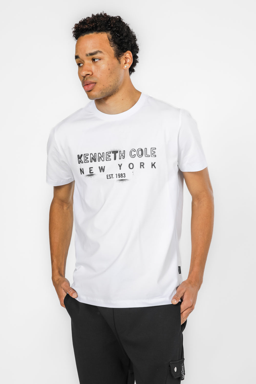 טישירט דפוס גרפיטי בצבע לבן