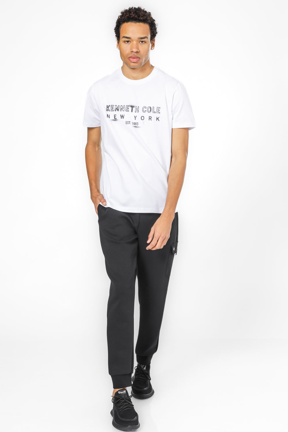 טישירט דפוס גרפיטי בצבע לבן