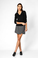  סריג קלאסי עם מפתח וי לנשים בצבע שחור | קנת קול