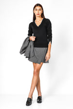  סריג קלאסי עם מפתח וי לנשים בצבע שחור | קנת קול