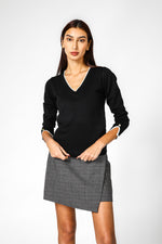  סריג קלאסי עם מפתח וי לנשים בצבע שחור | קנת קול