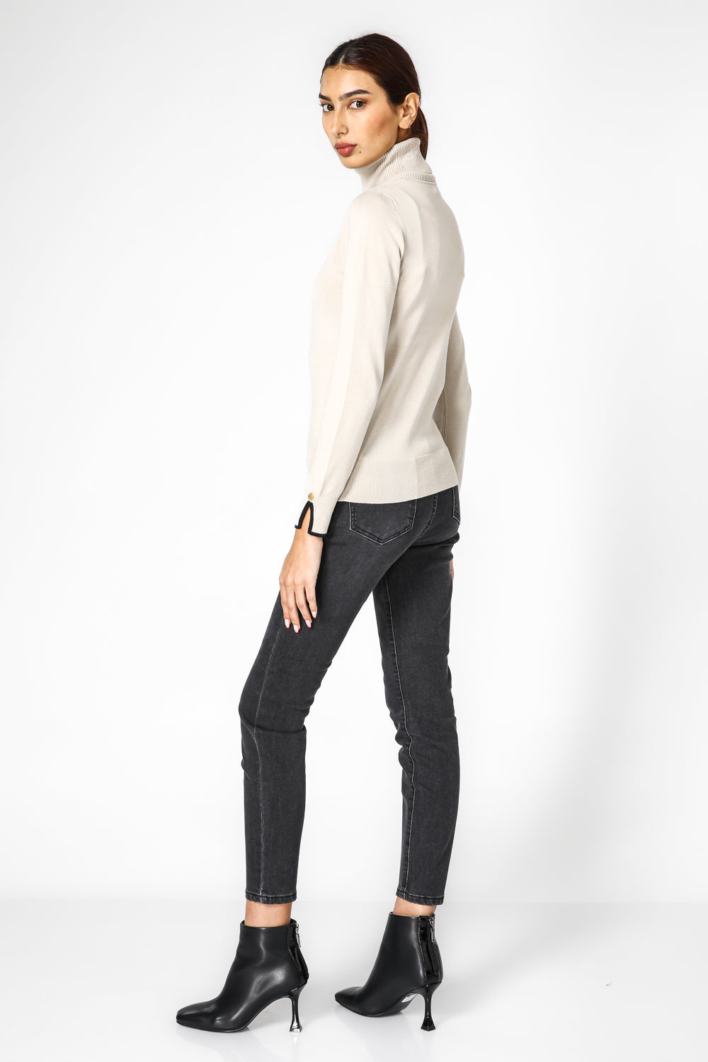 סריג בייסיק צווארון גולף בצבע קרם | קנת קול