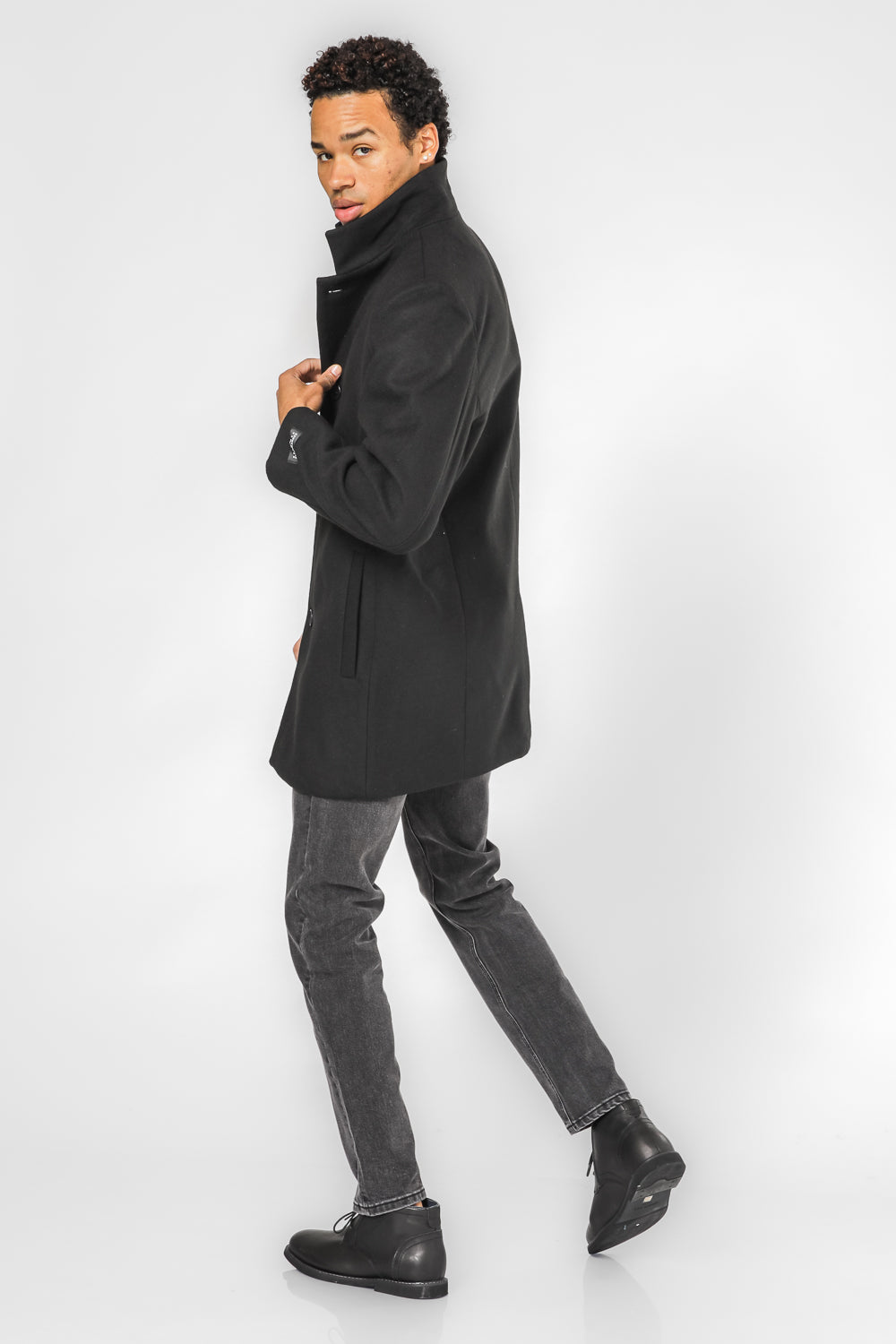 מעיל אלגנט לגבר בצבע שחור