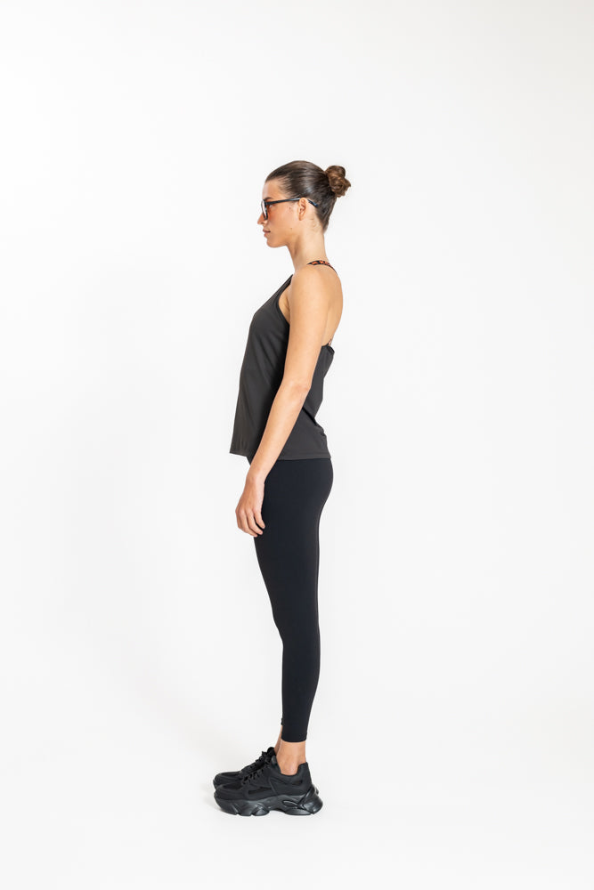 גופית אימון לנשים בצבע שחור וכתום