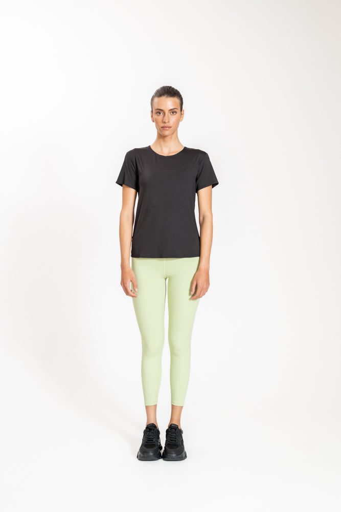 טישירט לנשים בצבע שחור