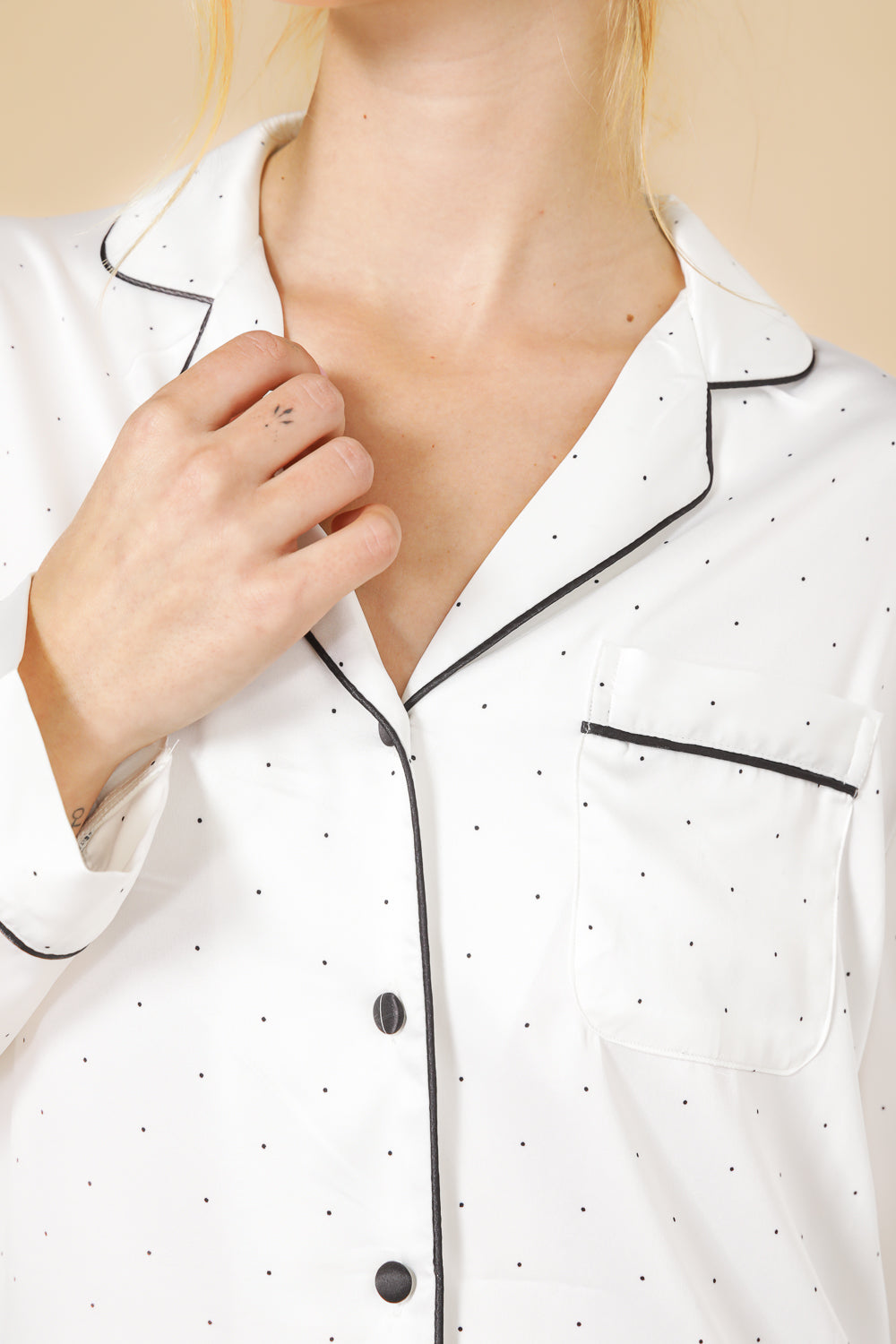 חליפת סאטן ארוכה נקודות בצבע לבן ושחור