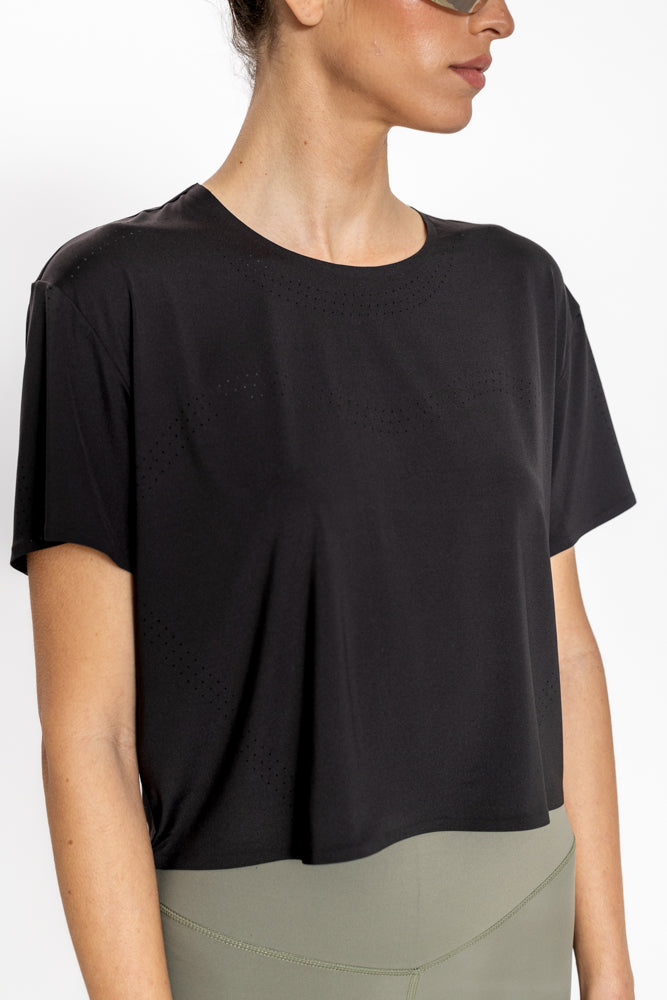 טישירט לנשים Cropped בצבע שחור
