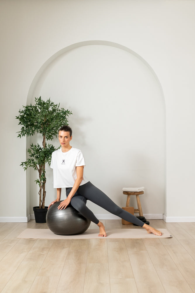 טישירט לנשים Cropped בצבע לבן