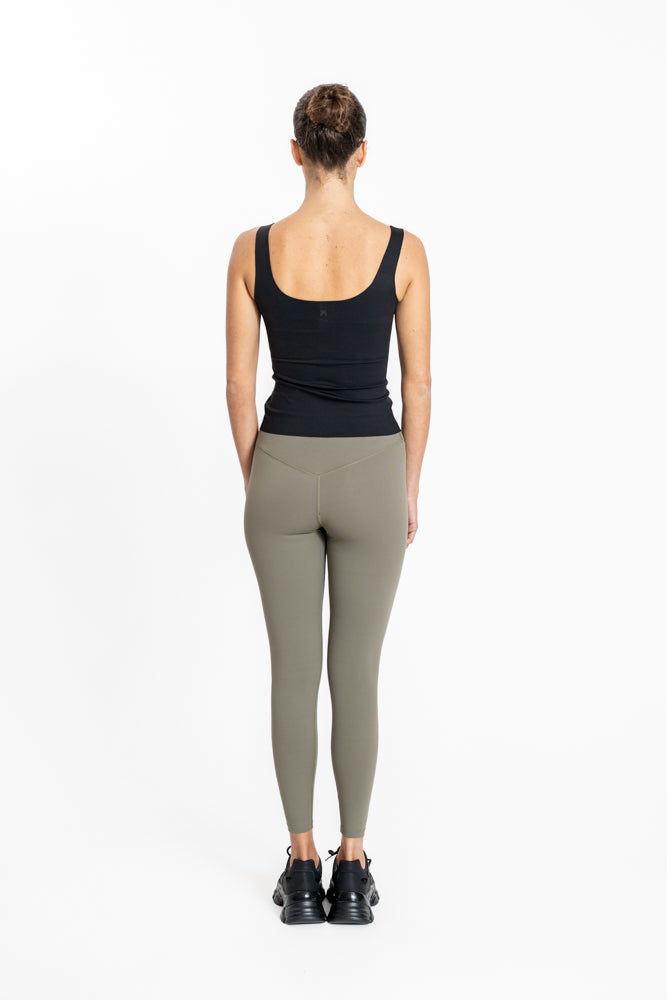 טופ אימון לנשים Molded Top בצבע ישחור