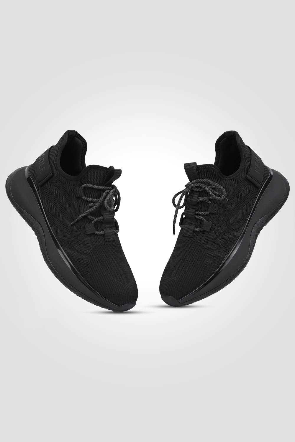 נעלי ספורט לגברים בצבע שחור