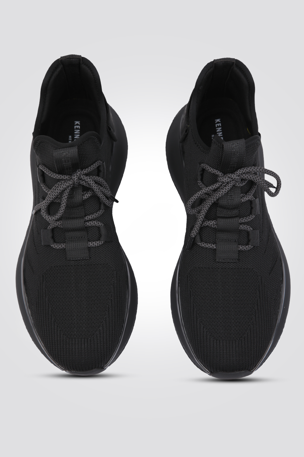 נעלי ספורט לגברים בצבע שחור