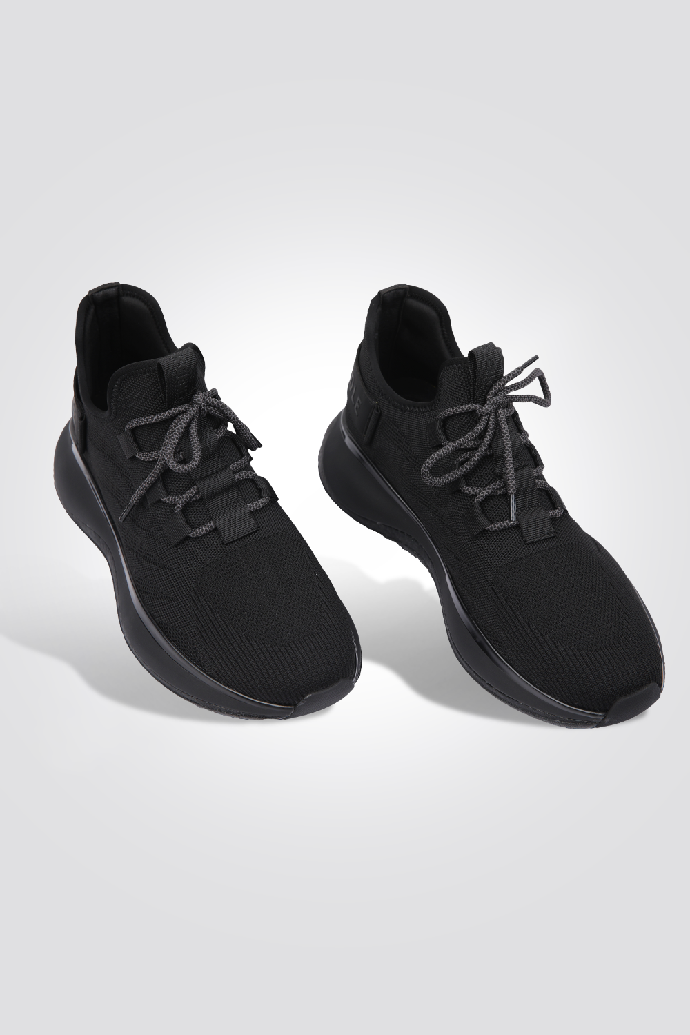נעלי ספורט לגברים בצבע שחור
