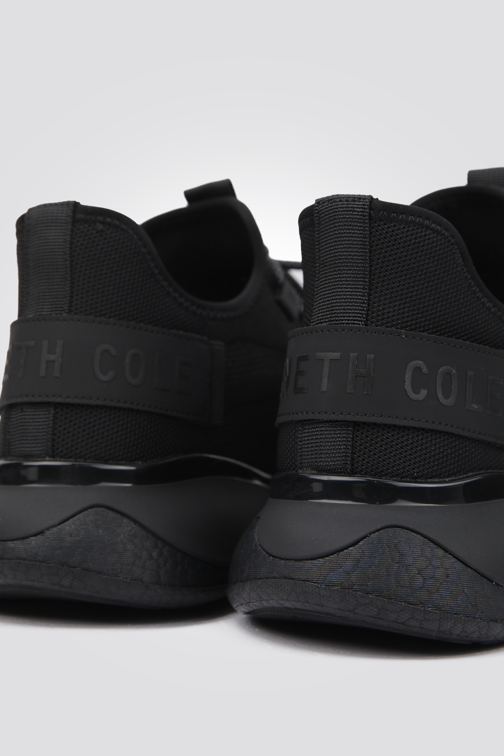 נעלי ספורט לגברים בצבע שחור