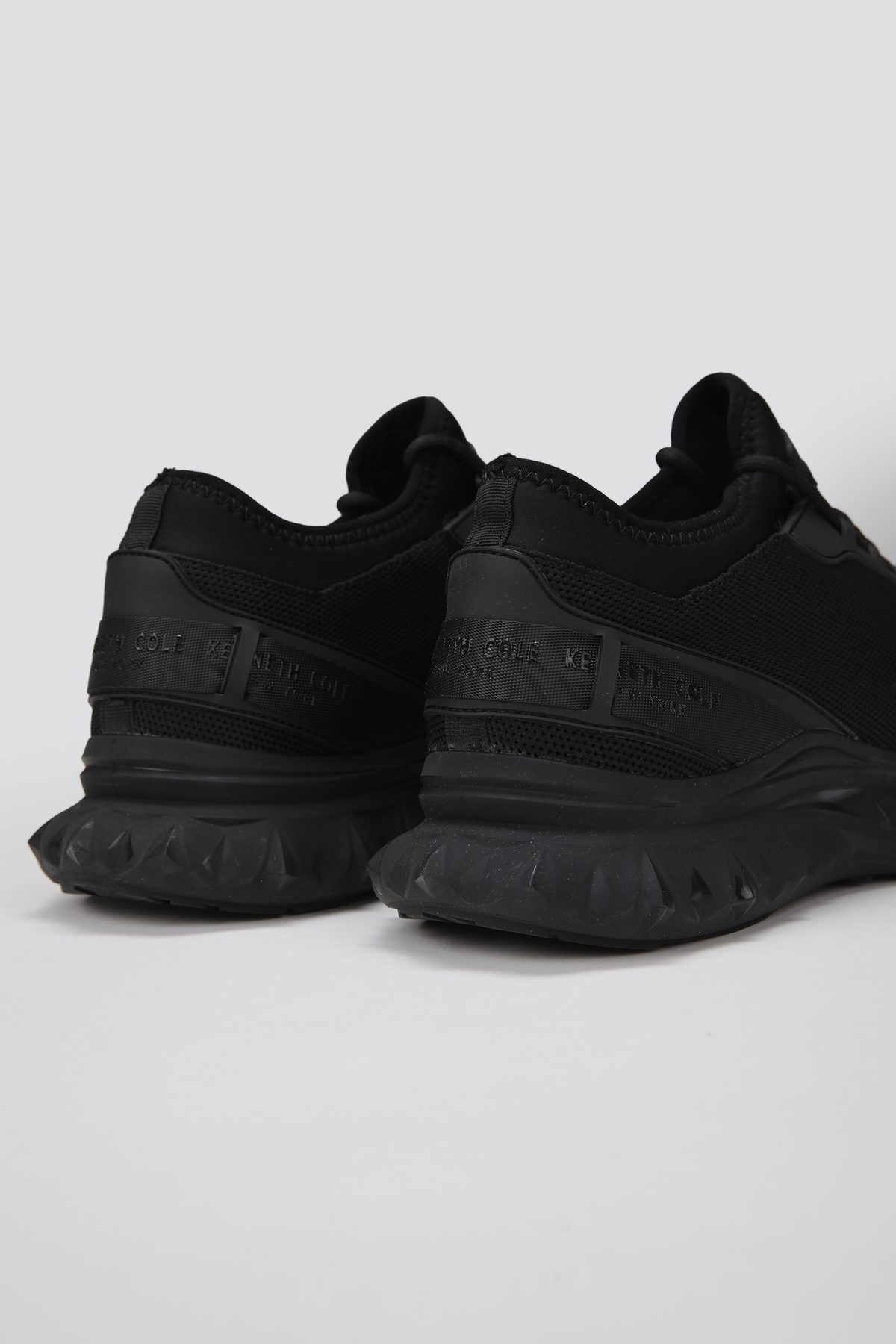 נעל ספורט לגברים בצבע שחור | קנת קול