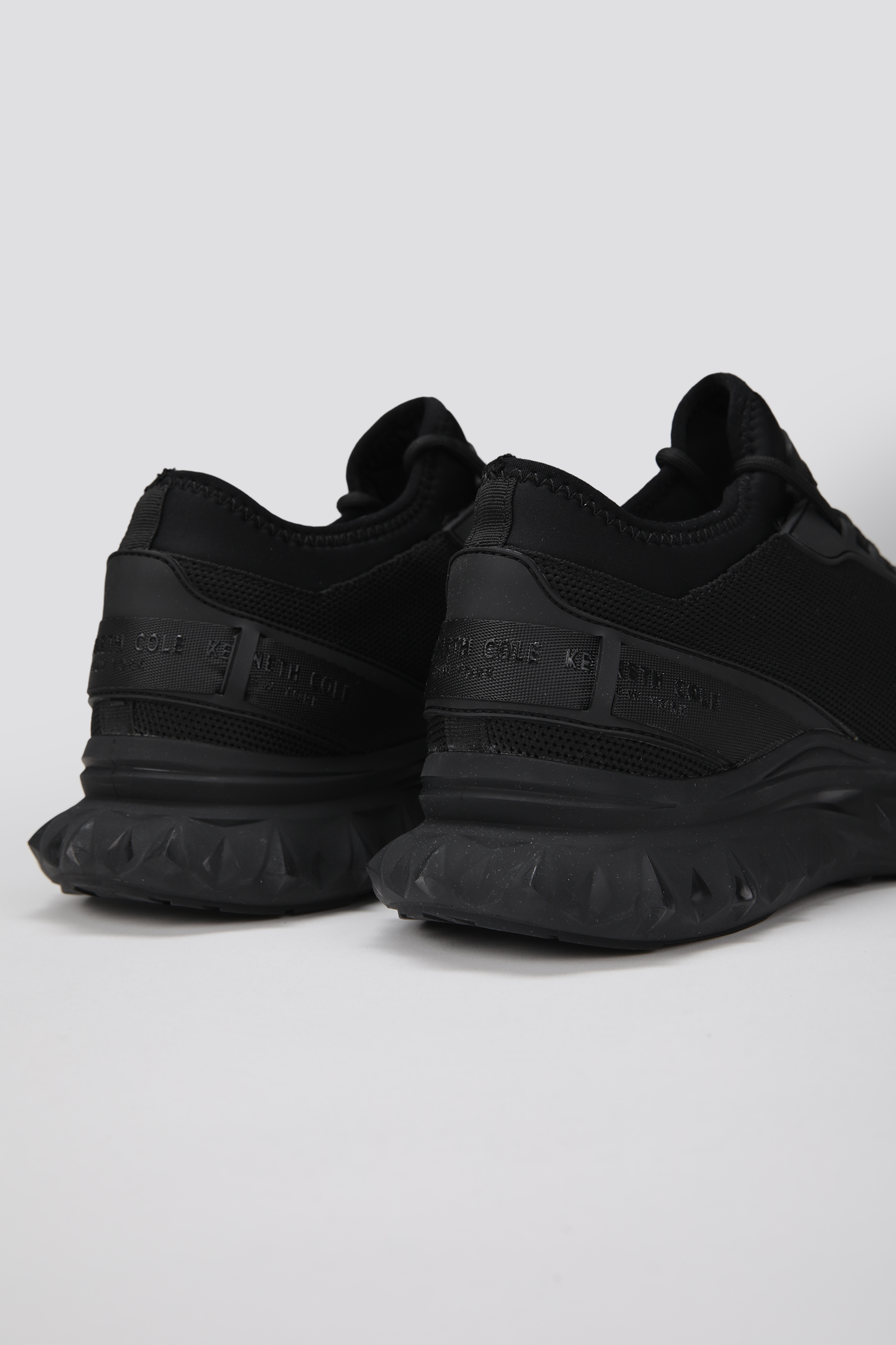 נעל ספורט לגברים בצבע שחור | קנת קול