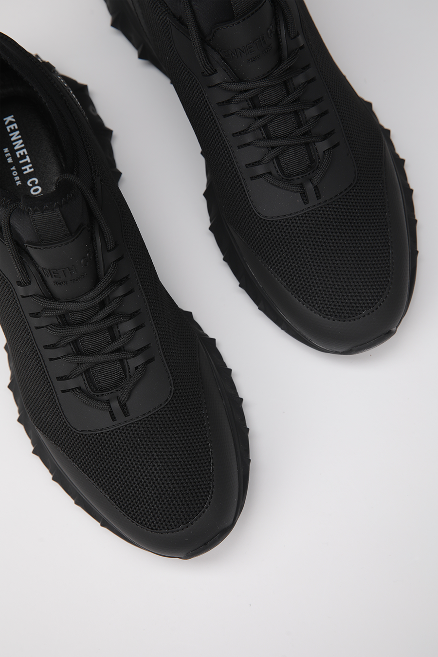 נעל ספורט לגברים בצבע שחור | קנת קול