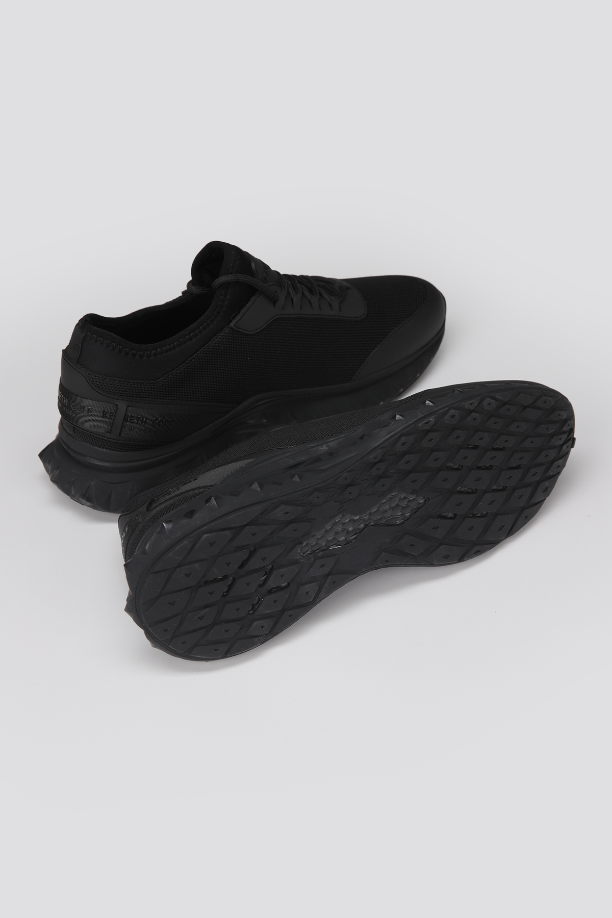 נעל ספורט לגברים בצבע שחור | קנת קול