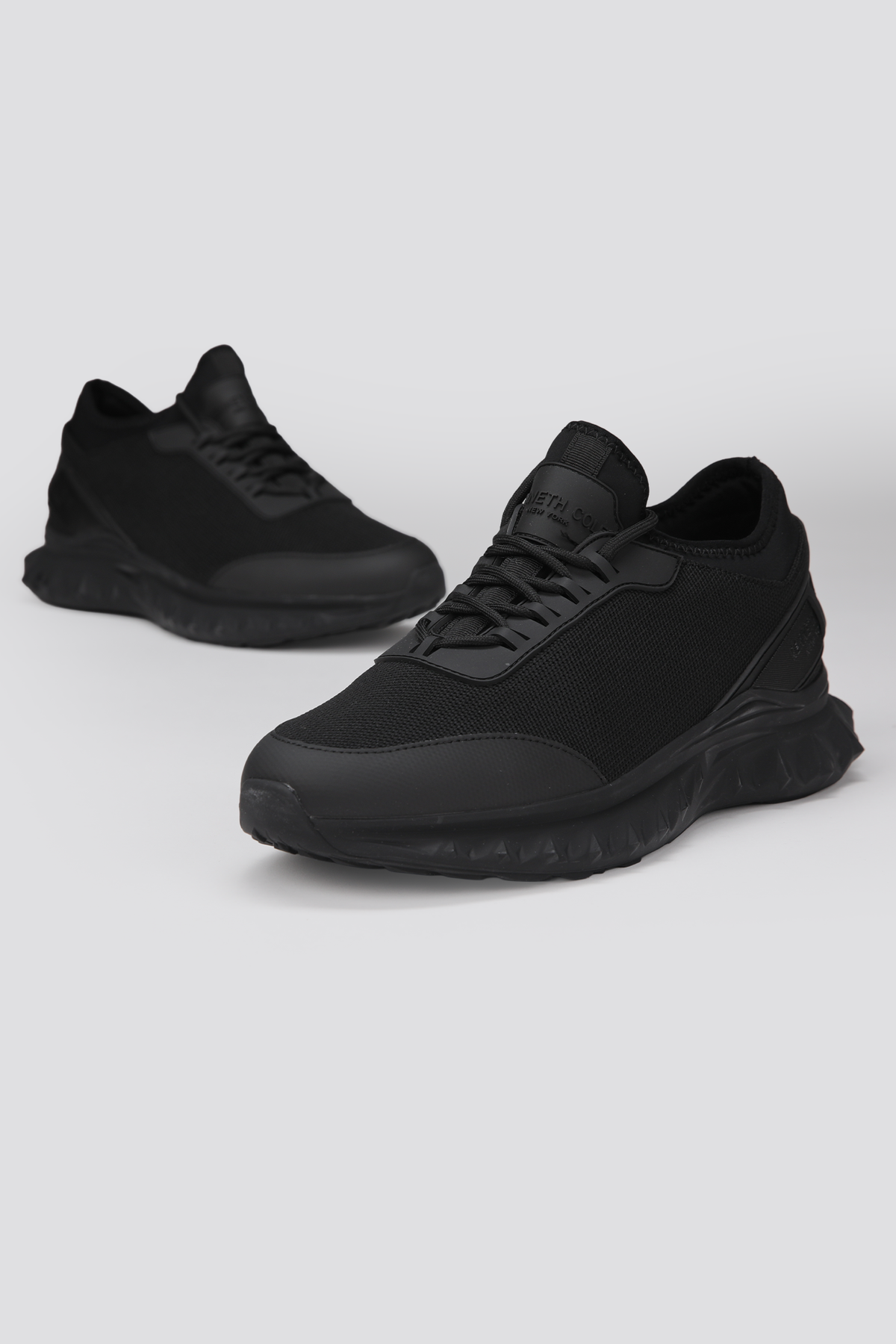 נעל ספורט לגברים בצבע שחור | קנת קול