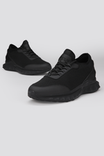נעל ספורט לגברים בצבע שחור | קנת קול