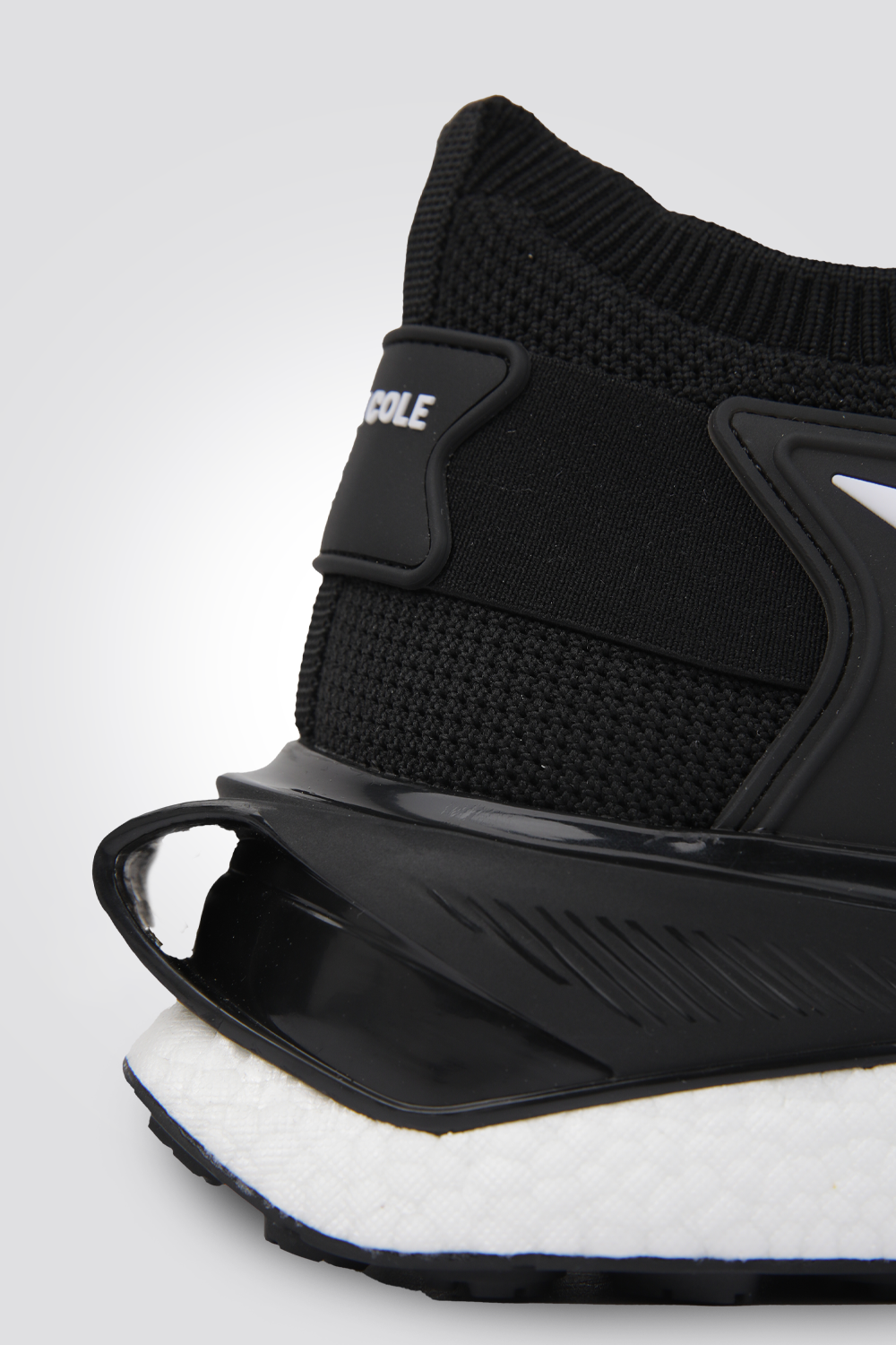 נעלי ספורט לגברים בצבע שחור ולבן