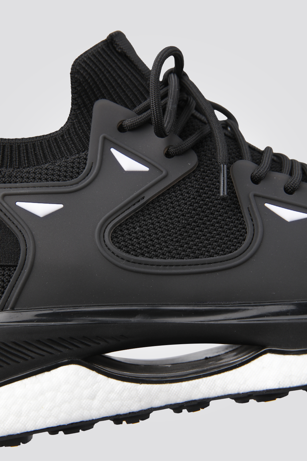 נעלי ספורט לגברים בצבע שחור ולבן