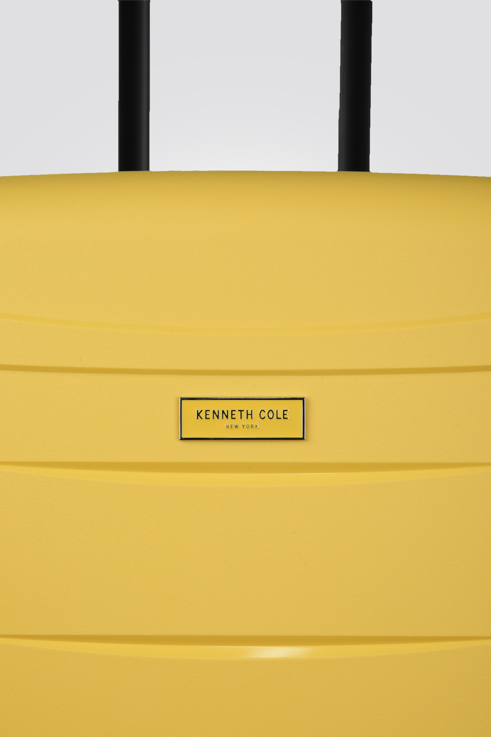 מזוודה קשיחה בינונית 24'' ESSENTIAL בצבע צהוב