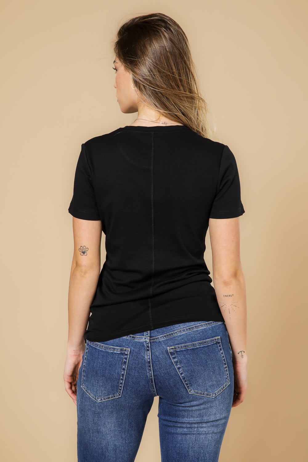 טישירט כותנה פרימיום גזרה צמודה בצבע שחור