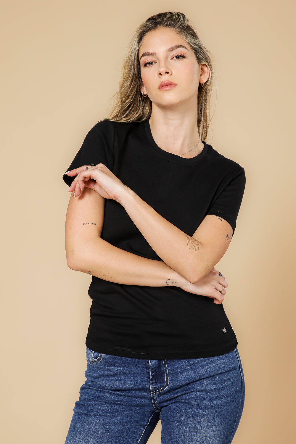 טישירט כותנה פרימיום גזרה צמודה בצבע שחור