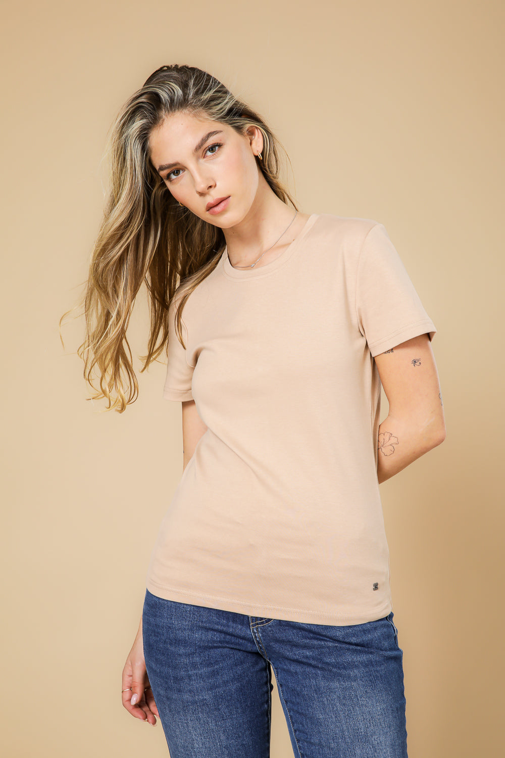 טישירט כותנה פרימיום גזרה צמודה בצבע בז'