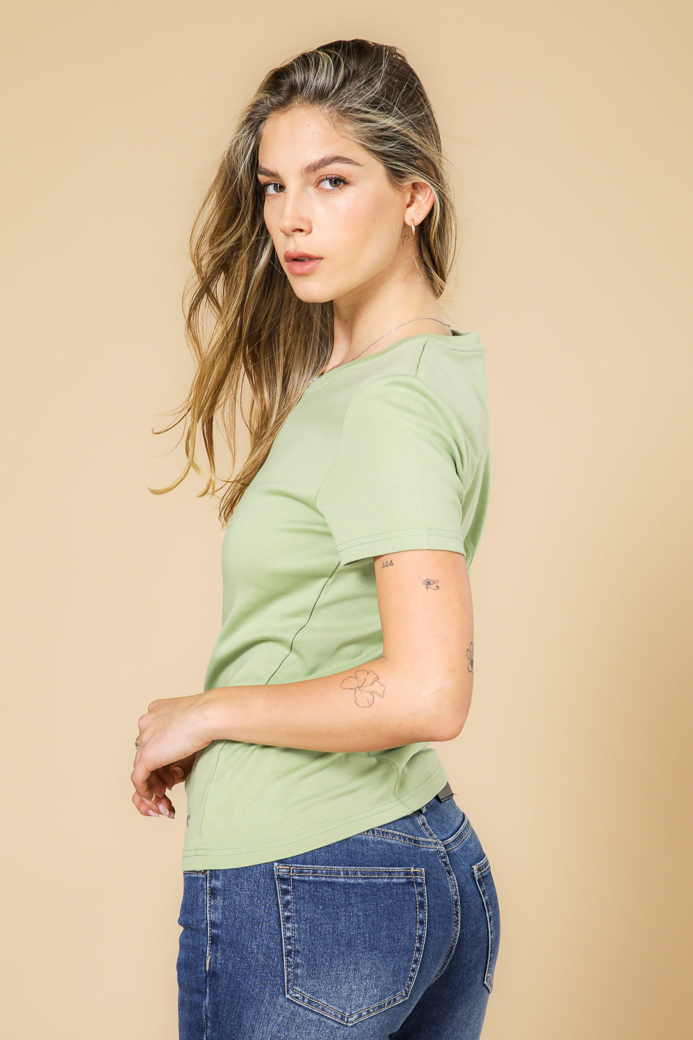 טישירט כותנה פרימיום גזרה צמודה בצבע ירוק