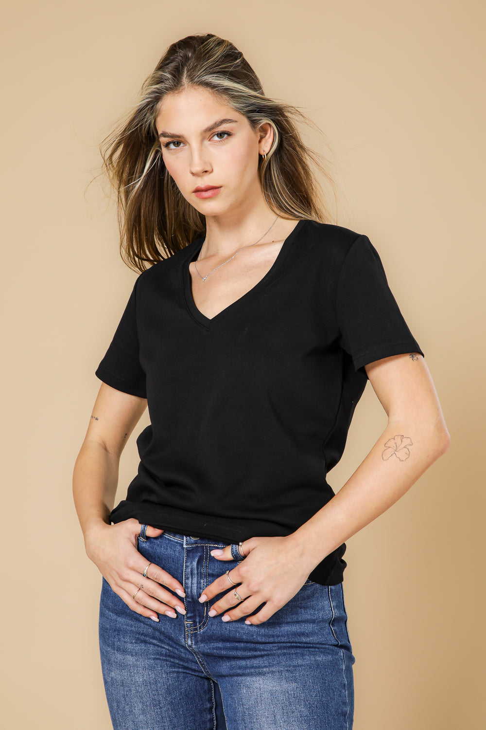 טישירט כותנה פרימיום צווארון וי בצבע שחור