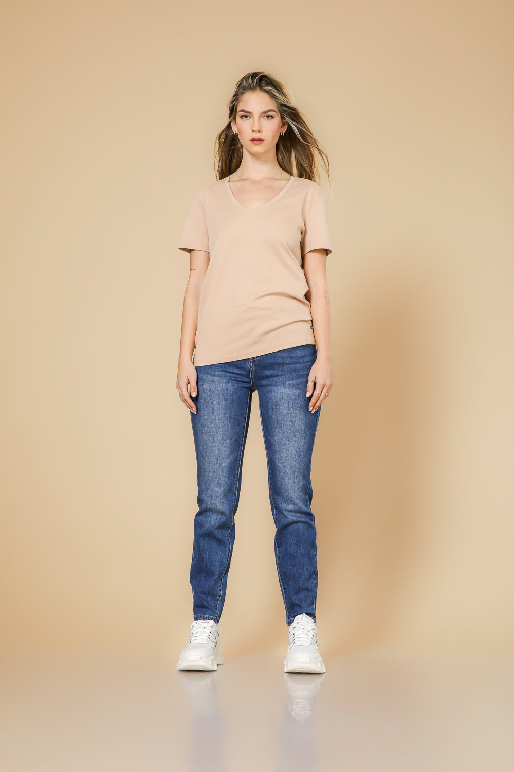 טישירט כותנה פרימיום צווארון וי בצבע בז'