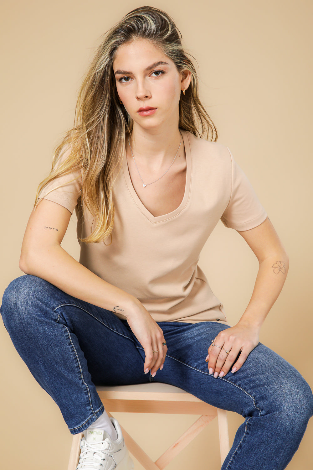 טישירט כותנה פרימיום צווארון וי בצבע בז'