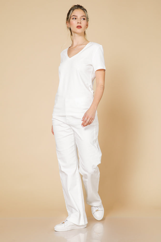 טי כותנה פרימיום מפתח וי בצבע לבן