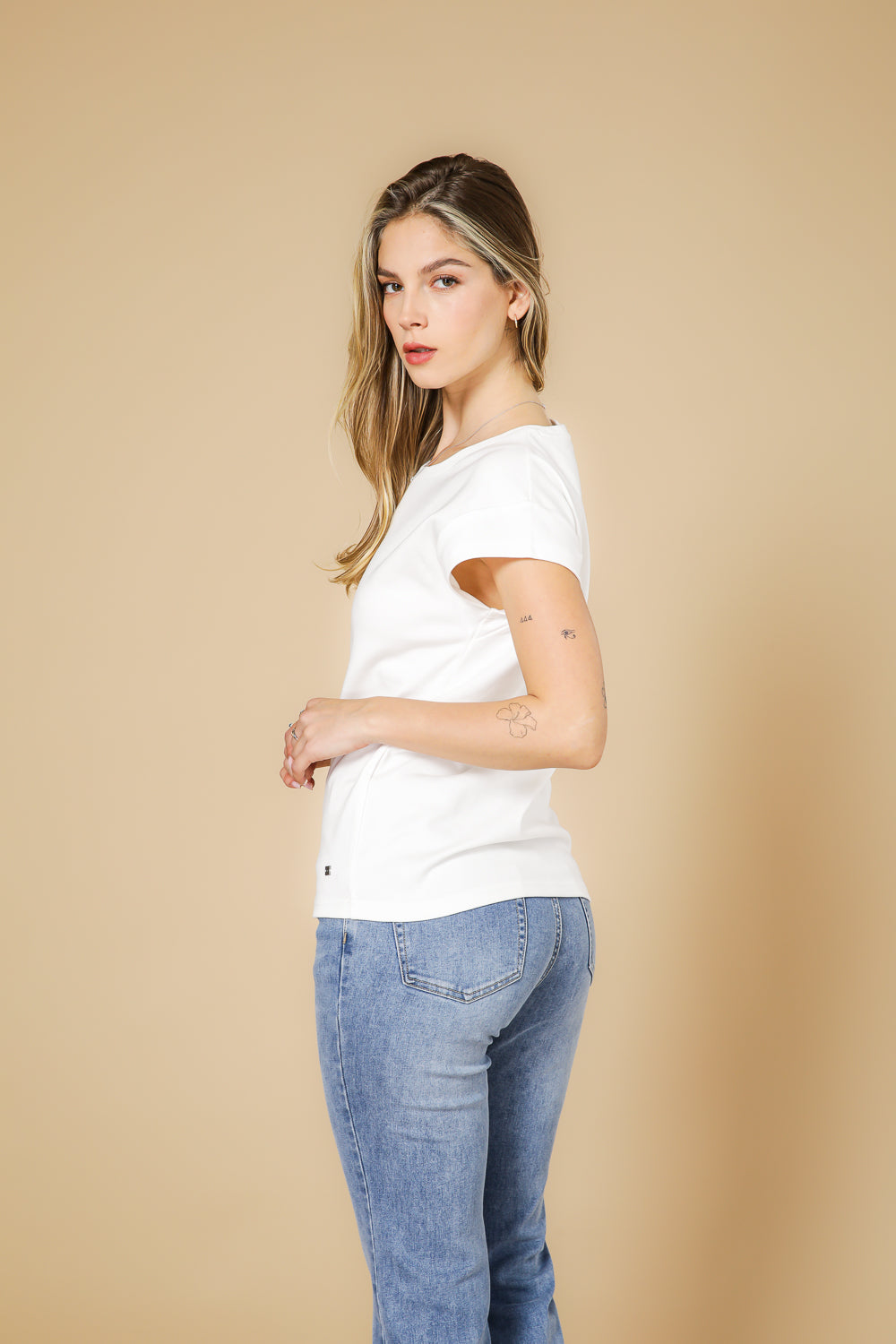 טישירט כותנה פרימיום ללא שרוול בצבע לבן