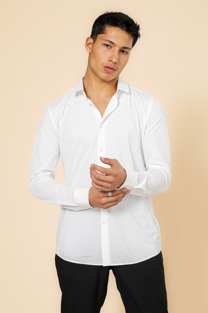 חולצה מכופתרת בצבע לבן