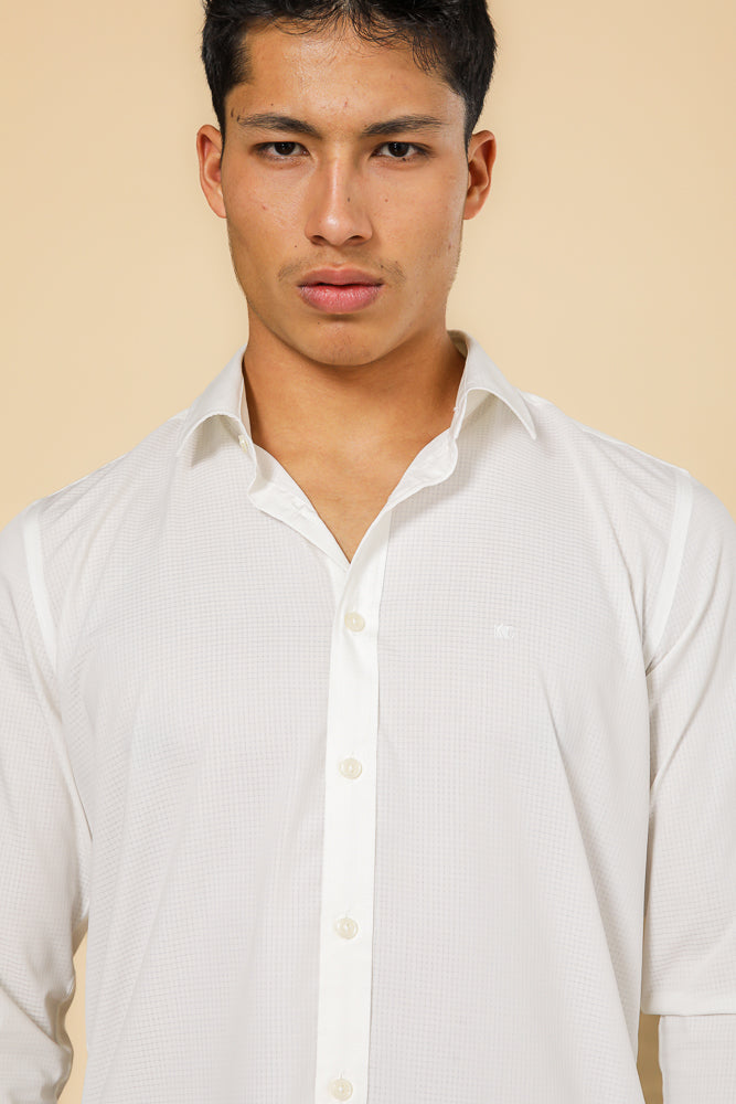  מכופתרת במבוק טקסטורה בצבע לבן